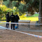 Agents de la Policia observen la zona dels Jardins Picasso on s'ha trobat l'indigent.