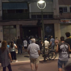 Imatge dels moments de tensió que es va viur entre veïns i ocupes al barri del Pilar.