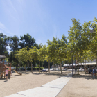 Imatge general de la plaça Antoni Correig i Massó i el parc infantil que serà reformat pròximament.
