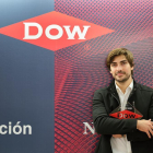 Vitor Seorra con el galardón que recibió durante la ceremonia de entrega del Premio Dow.