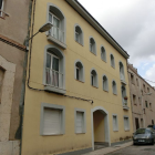 Edifici on es ven un pis a Ulldecona per menys de 35.000 euros.