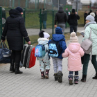Una família ucraïnesa fugint del conflicte bèl·lic en direcció a Polònia.