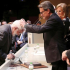 Artur Mas haciendo entrega de la Creu de Sant Jordi el año 2015 a Jesús Massip.