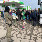 Uno de los convoyes de ciudadanos españoles que quiere salir de Ucrania.