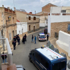 Vista de l'operatiu policial dels Mossos per desmantellar una plantació de marihuana indoor en un pis del carrer Catalunya de Masdenverge.