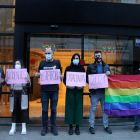 Acción reivindicativa del Observatori Contra l'Homofòbia para denunciar las 284 inicidencias del 2021.