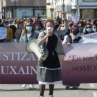 Varias mujeres participan en una manifestación en apoyo a las 87 mujeres que en 2019 fueron grabadas mientras orinaban en las fiestas de A Maruxaina.