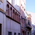 Façana posterior de la casa i del carrer Sant Roc de Roquetes on es va precipitar la víctima mortal.