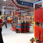 La fàbrica de Solà a Calaf amb treballadors durant el procés de muntatge.