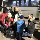 Una família de refugiats d'Ucraïna arriba al centre de Przemysl.
