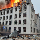Imagen de los destrozos del Servicio de Seguridad de Ucrania en Kharkiv.
