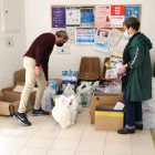 Membres de la coordinadora a l'Ebre de l'ONG ordenant els aliments i medicaments que donen els veïns de la Sénia.