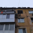 Un edifici de la ciutat de Mariúpol, a Ucraïna, bombardejat per les tropes russes.