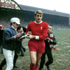 Una imagen de archivo de Roger Hunt con la camiseta del Liverpool.