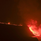 Imagen de la lava llegando al mar.