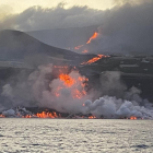 Imatge de la lava arribant al mar, aquest matí.