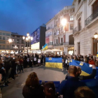 Imatge d'una concentració contra la guerra a Ucraïna a la plaça Mercadal.