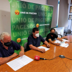 Pere Guinovart, coordinador de Unió de Pagesos en el Camp de Tarragona, Miquel Piñol, de la comisión permanente nacional, y Ernest Cubells, coordinador comarcal en la Ribera d'Ebre.