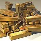 Imagen de recurso de una montaña de lingotes de oro.
