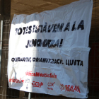La pancarta que han colgado frente a los juzgados de Figueres.