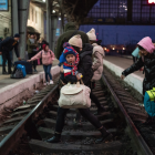 Desplaçats ucraïnesos a l'estació de tren de Lviv.