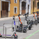 Imagen de unos patinetes eléctricos por el centro de Tarragona.