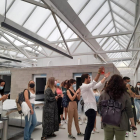 Imagen de la visita de algunos alumnos de la Escola d'Art i Disseny de Reus a la nueva equipación local.