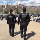 Dos agentes de la Guardia Urbana de Badalona.