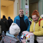 Yana y su familia, procedentes de Kíev, acaban de encontrarse en el vestíbulo de la estación de Przemysl a Gerhald, que los acogerá en Alemania.