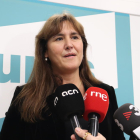 La presidenta del Parlament, Laura Borràs, atenent als mitjans de comunicació des de la seu de JxCat.