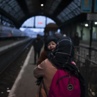 Una dona amb un infant a l'estació de tren de Lviv.