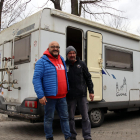 Sisu y Robert, este domingo en Przemysl ante la autocaravana, listos para emprender el camino de regreso a Cataluña con cinco refugiados.