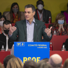 Pedro Sánchez, el presidente del gobierno español, interviene en el comité federal del PSOE.