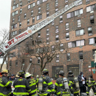Bombers de Nova York desplaçats al bloc de l'incendi.