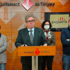 El portaveu d'ERC Tortosa, Xavier Faura, amb representants de l'executiva local.