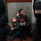 Una dona i un nen seuen a l'estació de trens de Lviv durant la invasió militar russa a Ucraïna.