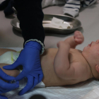 Una pediatra del CAP del barri del Clot administra la vacuna del meningococ a un nen de dos mesos.