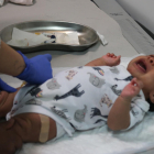 Imatge d'un nadó rebent la vacuna.