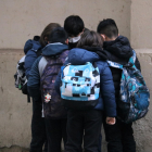 Ungrup de nens abans d'entrar a l'escola.