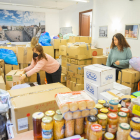 El local de Open Europe lleno de las cajas con ropa y alimentos para enviar a Ucrania.