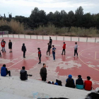 Un grupo numeroso de niños jugando en la pista este pasado fin de semana.