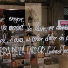 Poema de Gabriel Ferrater en l'aparador d'una botiga.