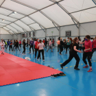 Unos sesenta mujeres participando en el taller de autodefensa organizado en Cambrils en el marco de las actividades del 8-M.