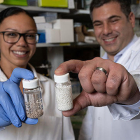Los bioingenieros de la Universidad de Rice, Amanda Nash y Omid Veiseh forman parte del equipo que ha elaborado el nuevo tratamiento.