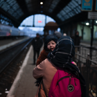 Una dona amb un infant a l'estació de tren de Lviv.