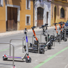 Imatge d'un aparcament amb patinets elèctrics de lloguer a la Part Alta.