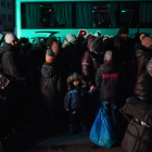 Un nen agafat de la mà d'un adult a la frontera d'Ucraïna, al municipi de Shehyni, abans d'arribar a l'encreuament per passar a Polònia

Data de publicació: dilluns 07 de març del 2022, 17:38

Localització: Lviv (Ucraïna)

Autor: Joan Mateu Parra