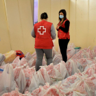 Plano general de dos voluntarias revisando las bolsas de la Campaña de Juguetes de la Cruz Roja en Tarragona y el Ebre.