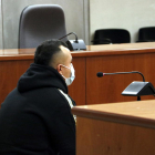 El acusado de asaltar a chicas en portales y calles de Lleida, durante el juicio en la Audiencia de Lleida.