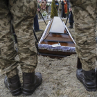 Imatge del funeral de tres soldats ucraïnesos.
